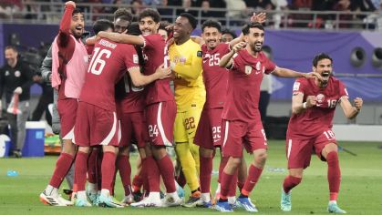Seleção do Catar comemora vitória sobre a China, a terceira em três jogos