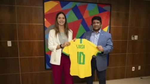 Ednaldo Rodrigues com Luísa Rosa, ex-diretora da CBF