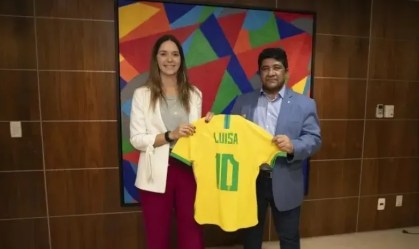 Ednaldo Rodrigues com Luísa Rosa, ex-diretora da CBF