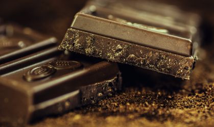 Chocolate amargo diminui fissura por cigarro, diz estudo brasileiro