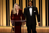Com esclerose múltipla, Christina Applegate aparece de bengala no Emmy 2023