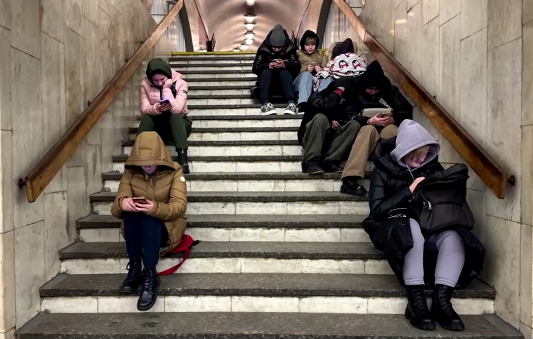 cidadaos de kiev se abrigam no metro durante ataques de drones da russia