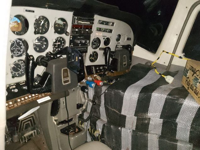 Pacotes com drogas foram encontrados dentro da cabine do avião / PMTO/Divulgação