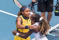 Coco Gauff atropela amiga de infância e se classifica no Australian Open