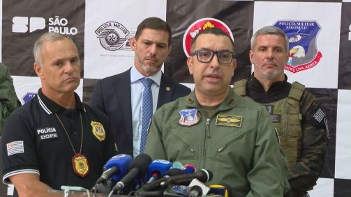 O delegado Paulo Sérgio Rios Campos Melo e o coronel Ronaldo Barreto de Oliveira durante entrevista coletiva sobre a queda do helicóptero em SP