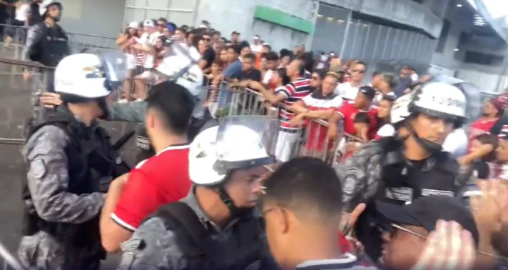 Torcida do Santa Cruz sofre na entrada da Arena de Pernambuco