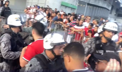 Torcedores do Santa Cruz sofrem violência na entrada da Arena PE; veja as imagens