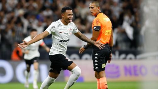 Arthur Sousa comemora um dos três gols que marcou na semifinal contra o Novorizontino