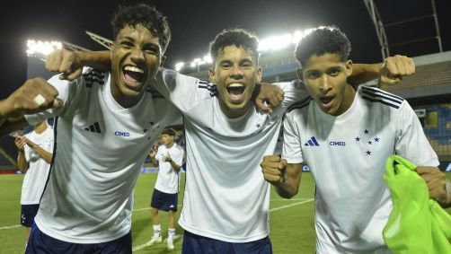 Jogadores do Cruzeiro comemoram a classificação para a final da Copinha