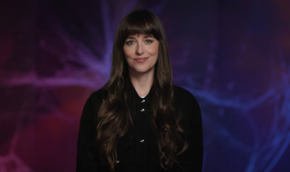 Dakota Johnson critica estúdios de Hollywood: "Fazem as mesmas coisas"
