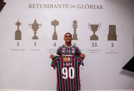 Fluminense anuncia contratação de Douglas Costa