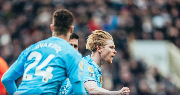 Kevin De Bruyne foi o grande destaque do jogo, com um gol e uma assistência