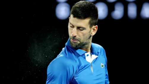 Novak Djokovic cospe durante a vitória sobre o australiano Alexei Popyrin no Australian Open