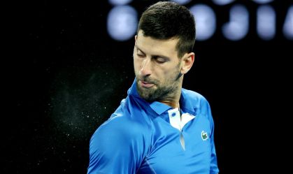 Novak Djokovic cospe durante a vitória sobre o australiano Alexei Popyrin no Australian Open