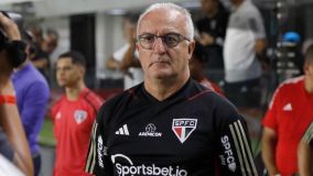 Dorival na partida entre São Paaulo x Red Bul Bragantino. Ele está no SPFC desde abril de 2023