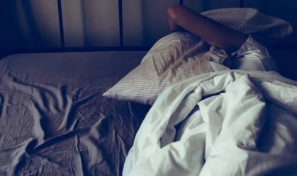 Dormir mal afeta emoções positivas e traz riscos à saúde mental a longo prazo