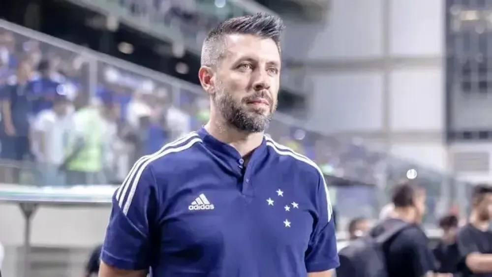 Paulo Pezzolano deixou o Cruzeiro com o título da Série B do Campeonato Brasileiro de 2022