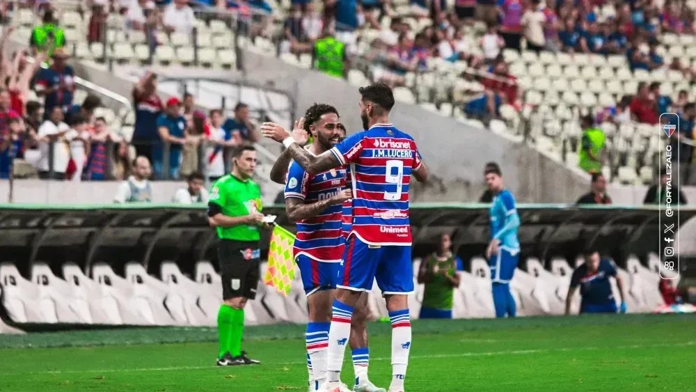 Calebe e Lucero comemoram gol do Fortaleza contra o Horizonte, na Arena Castelão