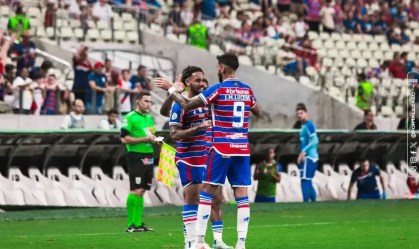 Calebe e Lucero comemoram gol do Fortaleza contra o Horizonte, na Arena Castelão