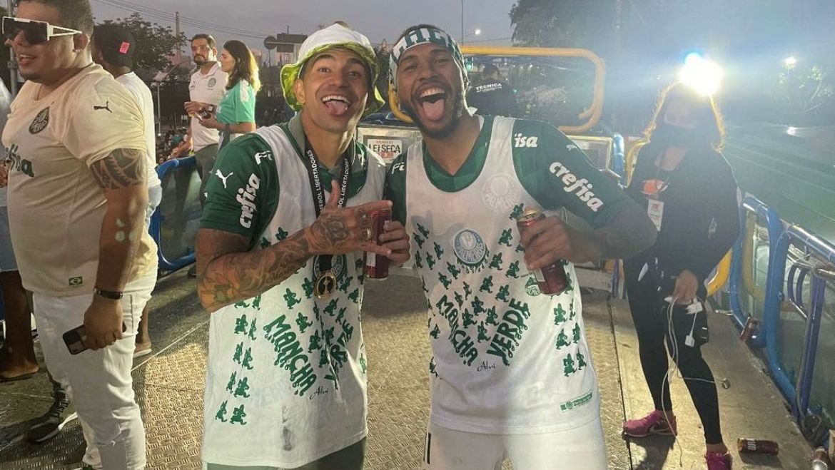 Dudu e Wesley com camisa de organizada do Palmeiras