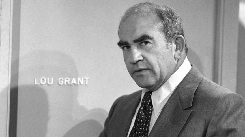 Ed Asner (Edward Asner) como Lou Grant em "The Mary Tyler Moore Show", no canal de televisão americano CBS, em 1973. / CBS via Getty Images