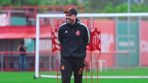 Eduardo Coudet durante treino do Internacional