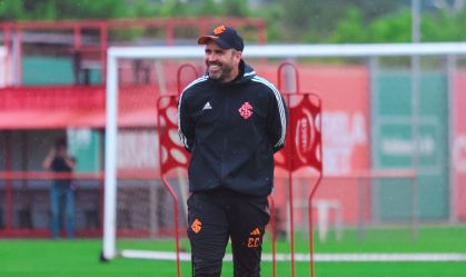 Eduardo Coudet durante treino do Internacional