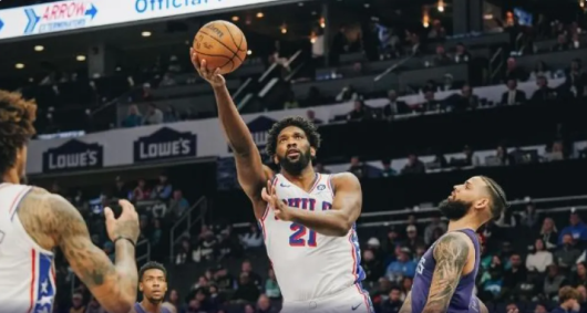 Joel Embiid, do Philadelphia 76ers, durante vitória contra o Charlotte Hornets