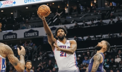 Joel Embiid, do Philadelphia 76ers, durante vitória contra o Charlotte Hornets