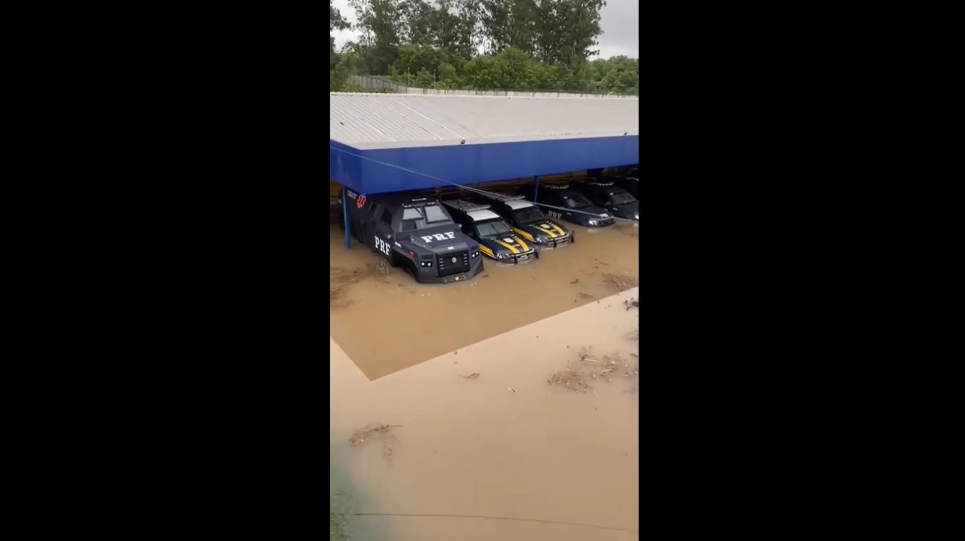 Carros da PRF embaixo d'água na superintendência de Irajá, na zona norte do Rio