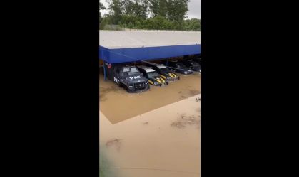 Carros da PRF embaixo d'água na superintendência de Irajá, na zona norte do Rio