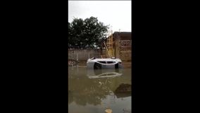 Carro arrastado pela enxurrada no Rio