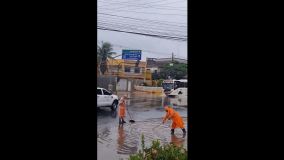 Funcionários da prefeitura fazem limpeza na região da Pavuna, zona norte do Rio