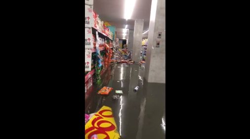Mercado alagado em Fazenda Botafogo, na zona norte do Rio
