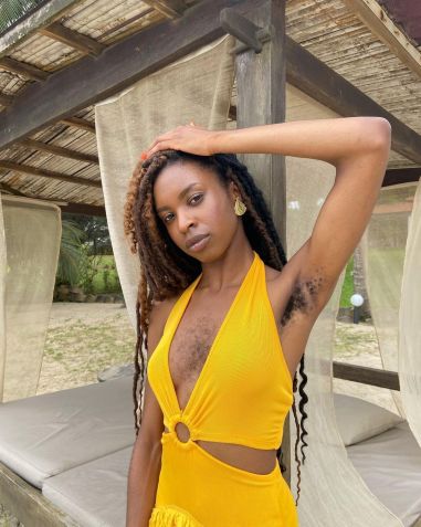 Esther Calixte-Bea divide que regularmente recebe comentários de ódio por deixar crescer pelos em seu corpo / Reprodução/Instagram