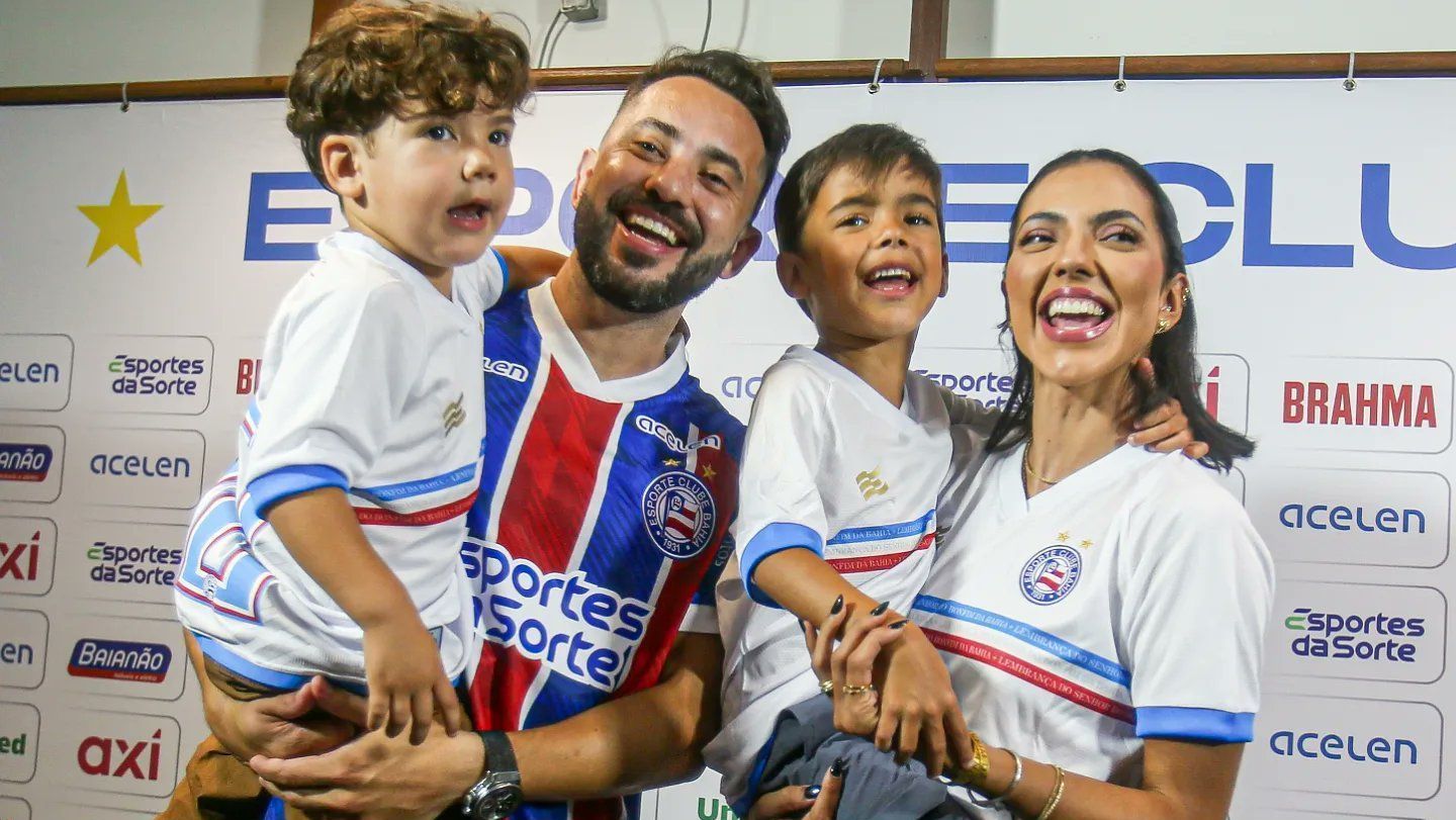 Everton Ribeiro com os filhos e a mulher na apresentação ao Bahia