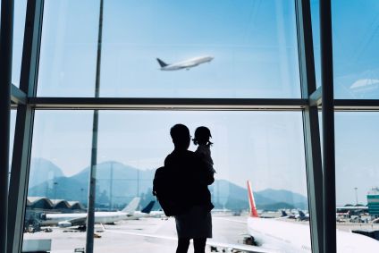 Família observa avião decolar no aeroporto