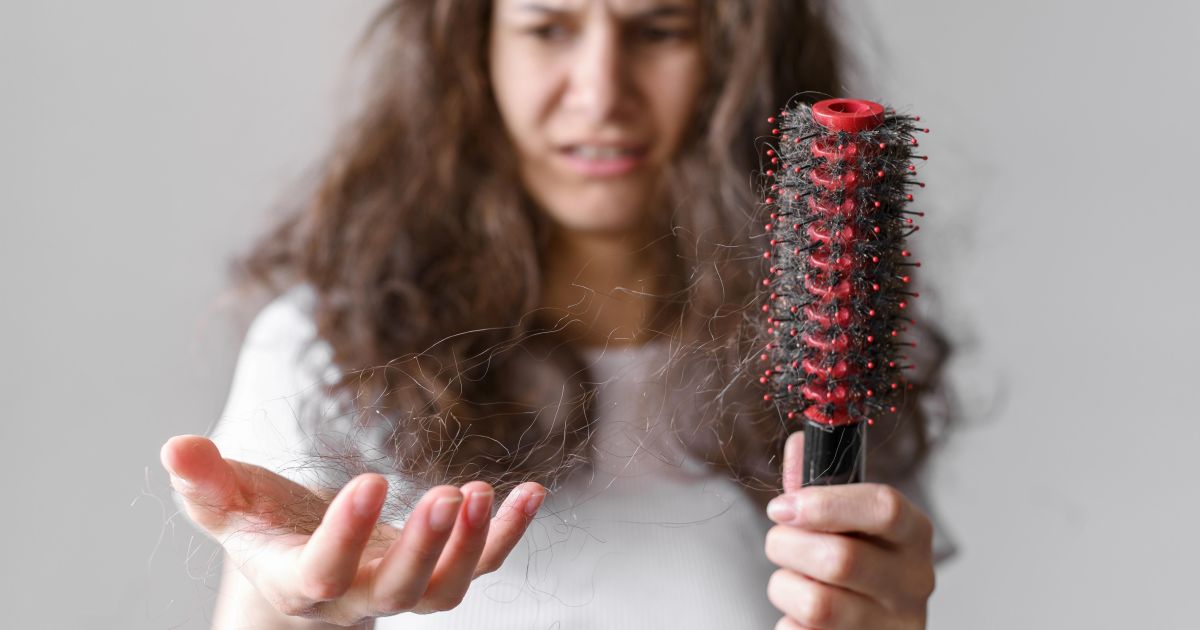 Queda de cabelo: quantos fios podem cair por dia? Especialistas explicam