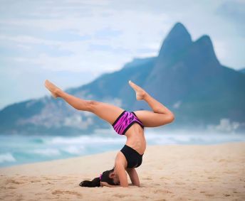 Além de trabalhar como modelo fotográfica e se dedicar aos trabalhos com bolos e confeitaria, também atua como bailarina performática.