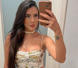 Fernanda está namorando e tem um casal de filhos.