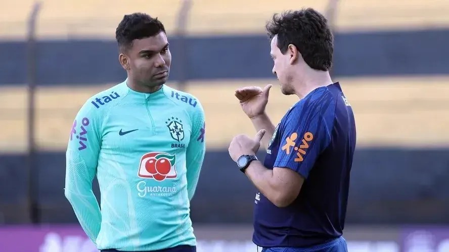 Casemiro e Fernando Diniz em treino da Seleção Brasileira