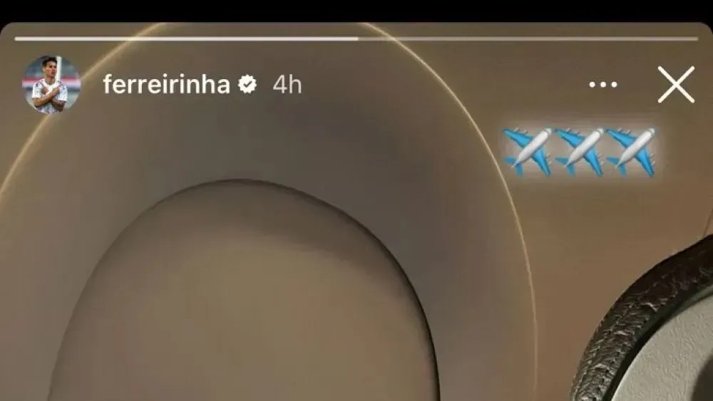 Jogador publicou foto dentro de avião antes de decolar para São Paulo | Foto: Reprodução / Instagram