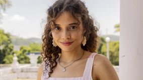 Primeira fase de Renascer: Flor (Julia Lemos) trabalha na Casa de Jacutinga