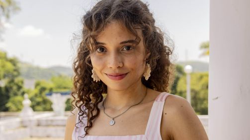 Primeira fase de Renascer: Flor (Julia Lemos) trabalha na Casa de Jacutinga