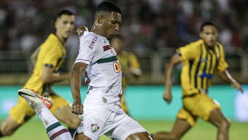 Lelê tenta chute no empate do Fluminense com o Volta Redonda