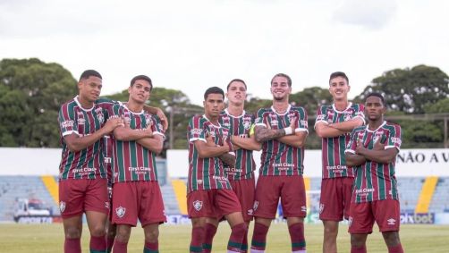 Garotos do Fluminense comemoram vitória na Copinha