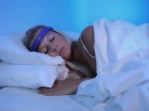 A faixa inteligente Brainband, da Frenz, promete otimizar o seu sono; ela é capaz de mapear as ondas cerebrais e emitir ondas sonoras diferentes para cada estágio do sono, além de acordar o usuário no momento mais propício do ciclo de sono, aumentando a sensação de descanso.