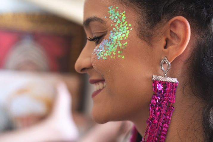 Cuidados ao usar glitter na maquiagem de Carnaval / Pollyana Ventura/Getty Images