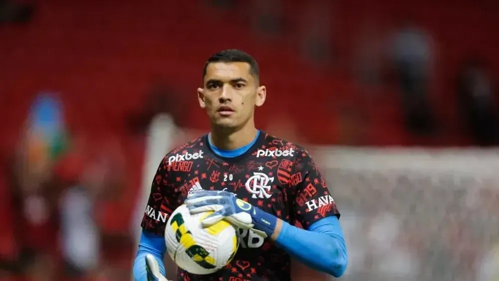 Lembra dele? Ex-Flamengo tem falha bisonha na Série B