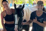Graciele mostra cavalo que ganhou de Zezé di Camargo: 